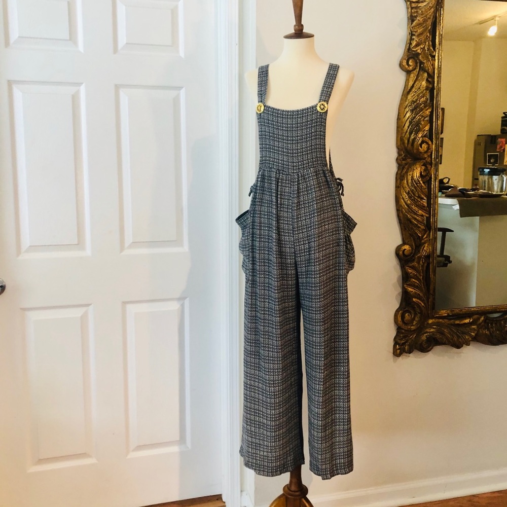 💥VINTAGE ROMPER W/ GOLD BUTTONS 💥 - Picture 3 of 7